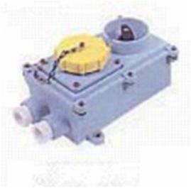 792774 - RECEPTACLE W/T IEC TYPE W/LOCK 3PIN AC380-415V/AC440-460V RED